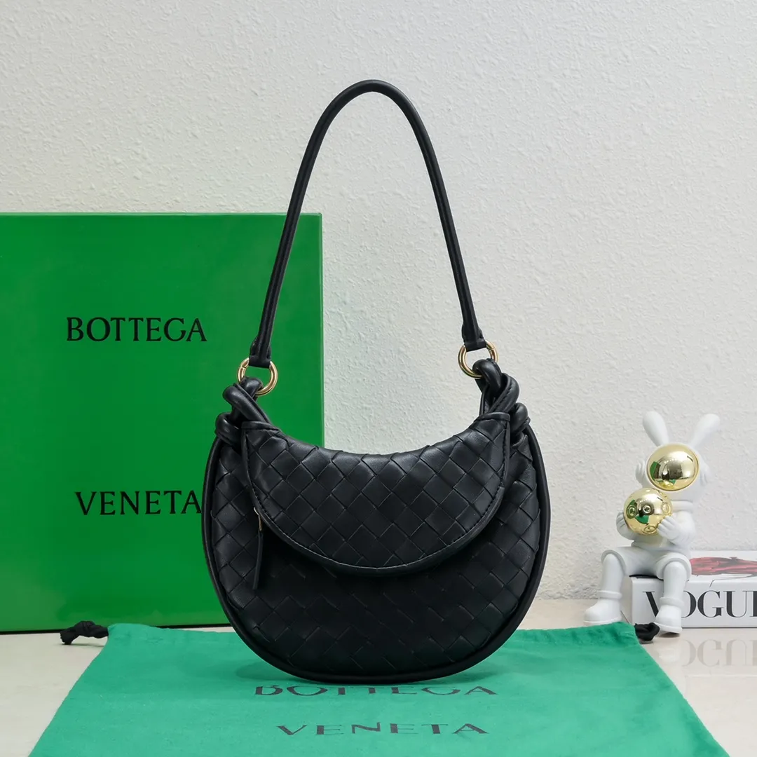 Batch 1460 Bv Shu Qi's same "Gemelli" twin bag, locked in advance, 24 years of hot style💕 Gemelli, which is paired with two half-moon-shaped bags, matched with the brand's iconic intrecciato woven sheepskin, equipped with a detachable tubular handle, which can be used as a clutch bag, on the shoulder or by flipping the small crescent moon as a handle, or as a long shoulder strap🉑️crossbody The dual design has a personalized yet charming attitude, and the eye-catching visual impact brings an elegant and fashionable feeling. It is a bag worth buying💥There are 3 sizes to choose from.  Size: 24.5x19x7, plus long shoulder strap ➕80 Model: 6764